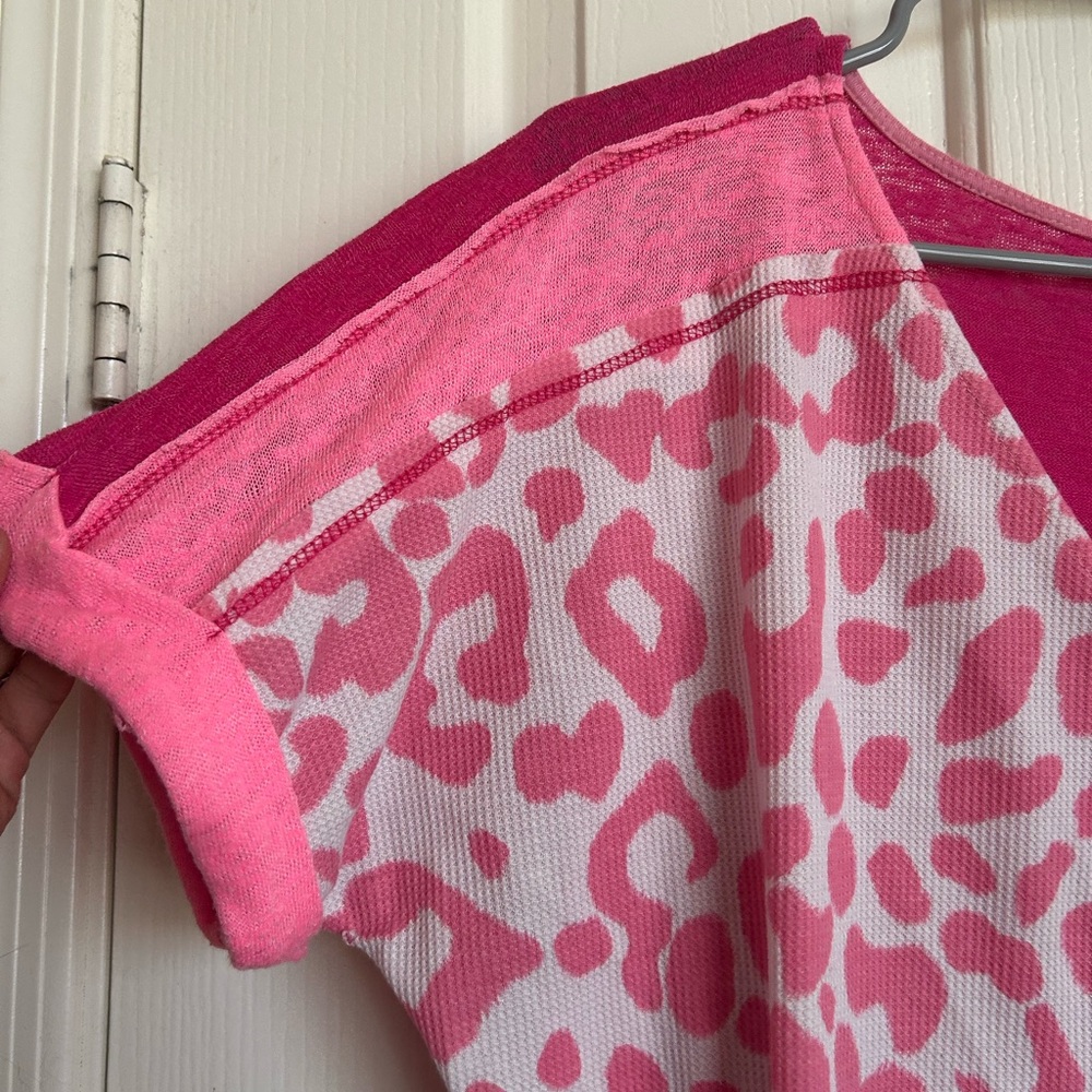 Bibi Women’s Pink Leopard Print V-Neck Top - Picture 2 of 4